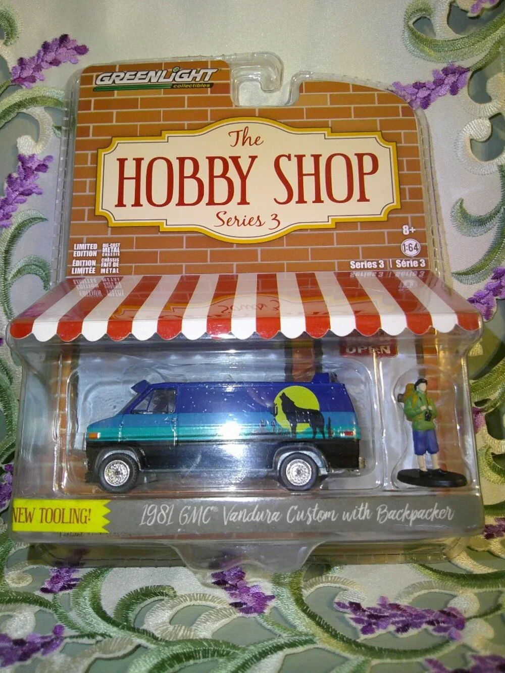 1:64 Greenlight Hobby Shop Series 3 ~ 1981 GMC Vandura Custom w Backpacker NIP